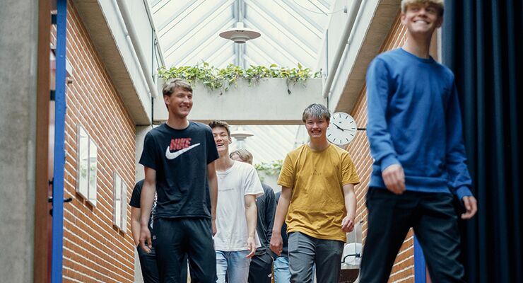 Uanset om du går på STX eller HHX består grundforløbet altid af undervisning i dansk, engelsk, matematik og samfundsfag.