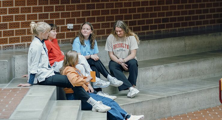 Da vi er et af landets mindste gymnasier, lærer både elever og lærere hurtigt hinanden at kende og arbejder sammen i en demokratisk atmosfære...