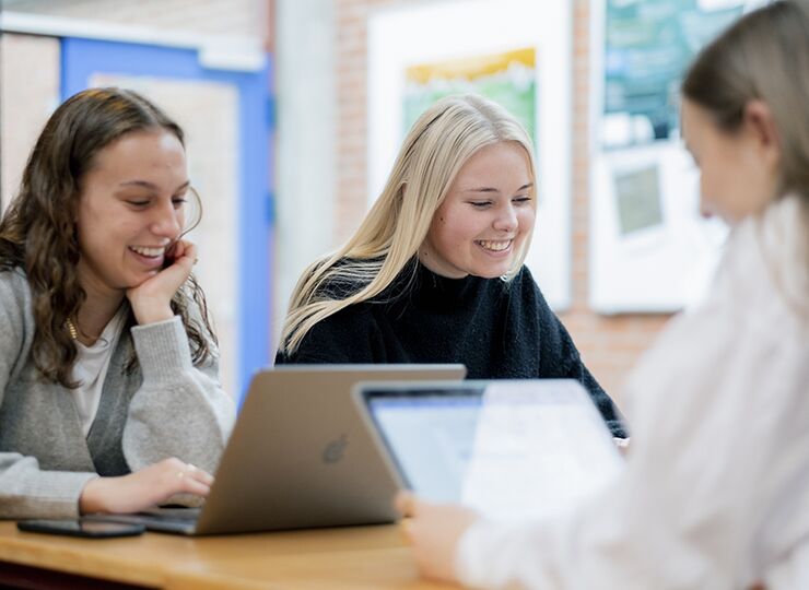 Med fokus på det samfundsvidenskabelige deltager talentfulde elever i diverse øvelser og events inden for politisk viden og debat...