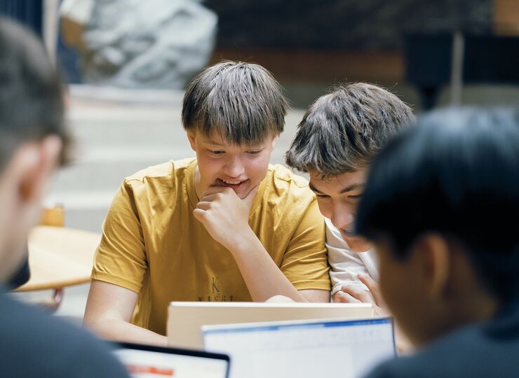 HHX er en 3-årig gymnasial uddannelse, der gør dig klar til at gå i gang med en videregående uddannelse på f.eks. universitet, seminarium eller handelshøjskole...