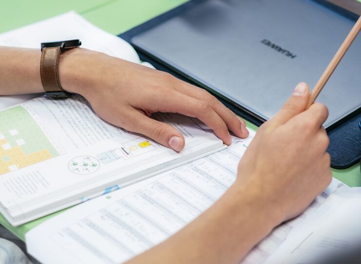  I det studiekompetencegivende år skal du gennemføre 6 prøver i fag på gymnasialt niveau, skriftlige og/eller mundtlige.