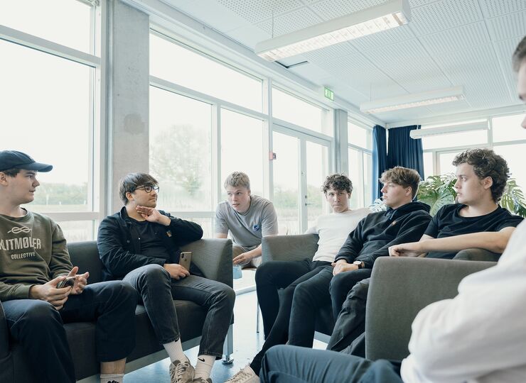 I det studiekompetencegivende år skal eleven gennemføre 6 eksaminer i fag på gymnasialt niveau