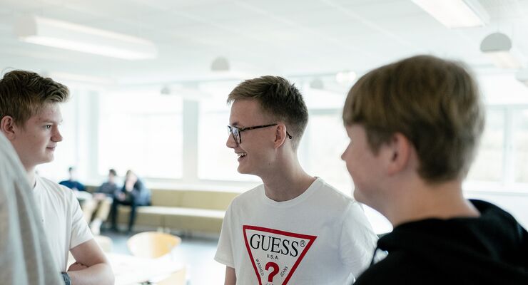 Hvert år gennemfører skolen trivselsundersøgelser (ETU) blandt de studerende. Måling af og redegørelse for, hvad der driver elevtrivslen i det daglige liv på . ...