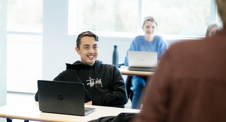 Grundlæggende handler løbende og systematisk evaluering og feedback om, at skolens pædagogiske personale kontinuerligt hjælper eleverne til ...